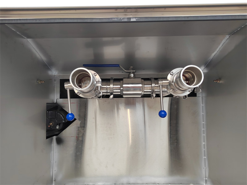 HOWO 8000L water truck for potable water