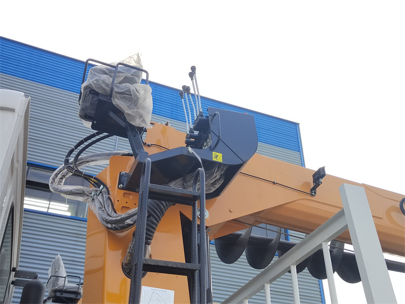 HOWO 6×6 truck with crane