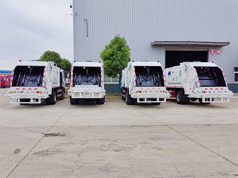 HOWO 6cbm rear loader truck