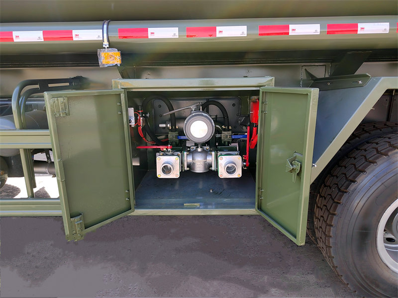 HOWO off road refined fuel delivery truck