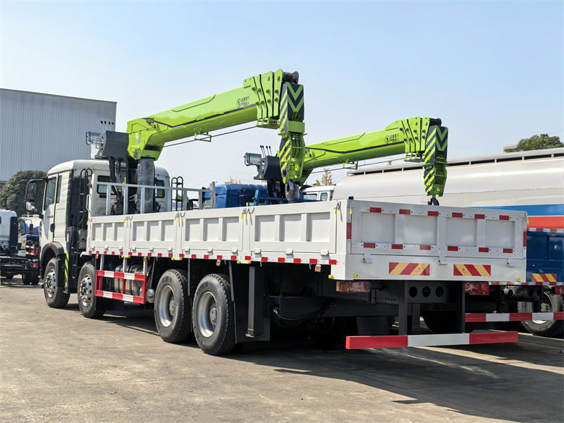 Howo 8×4 Telescopic Boom Crane Truck