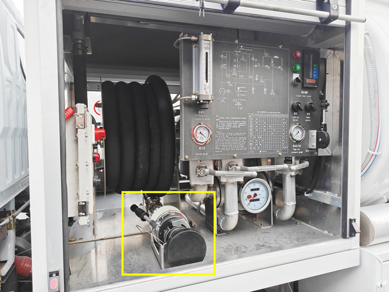 Hose reel with underwing refueling gun Hose reel with underwing refueling gun